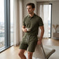 Tweedelige zomerset voor heren, bestaande uit een poloshirt en een korte broe