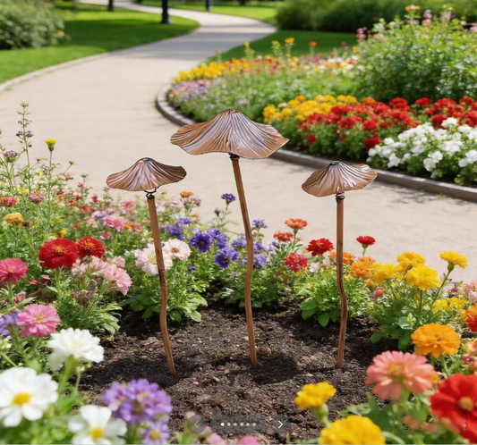 Antieke ijzeren tuinpaal in de vorm van een lotusblad