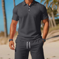 Tweedelige zomerset voor heren, bestaande uit een poloshirt en een korte broe