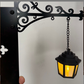Miniatur boekhouder in retro straatlantaarnstijl