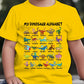 💥【50% OFF】🔥 Kinder Dinosaurus Alfabet T-shirt | A-Z Kleurrijke Dino Print | Zachte Polyester, Huidvriendelijk | Ademend, Niet Benauwd | Verstevigde Stiksels | 3 Kleuren (Zwart/Wit/Geel) | Leeftijd 2-14 👕
